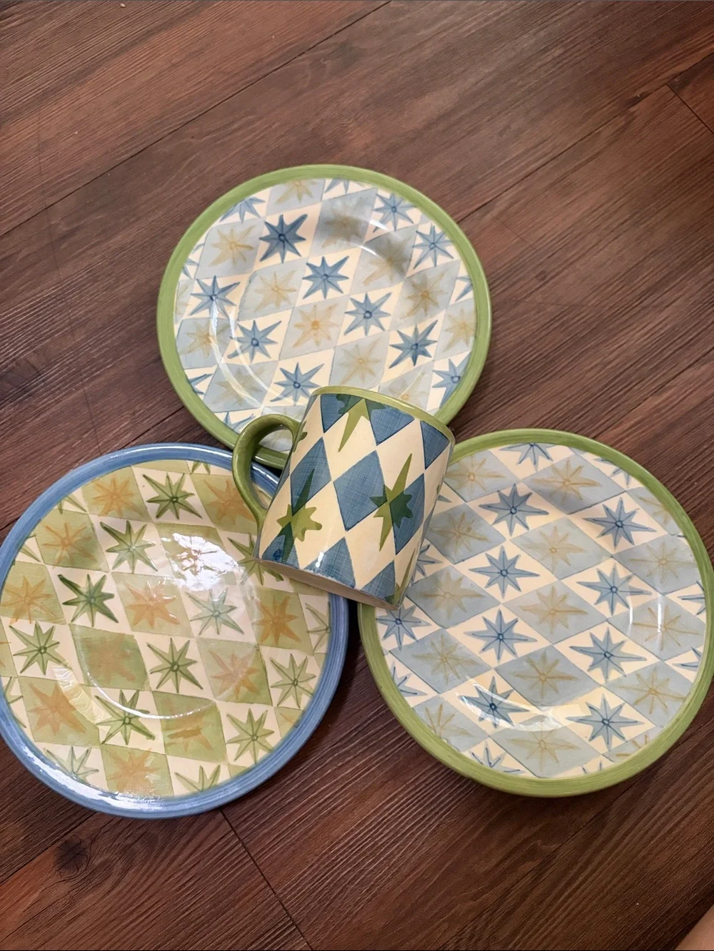 POTTERY BARN Allegra 3 salad plates and 1 mug!EXCELLENT